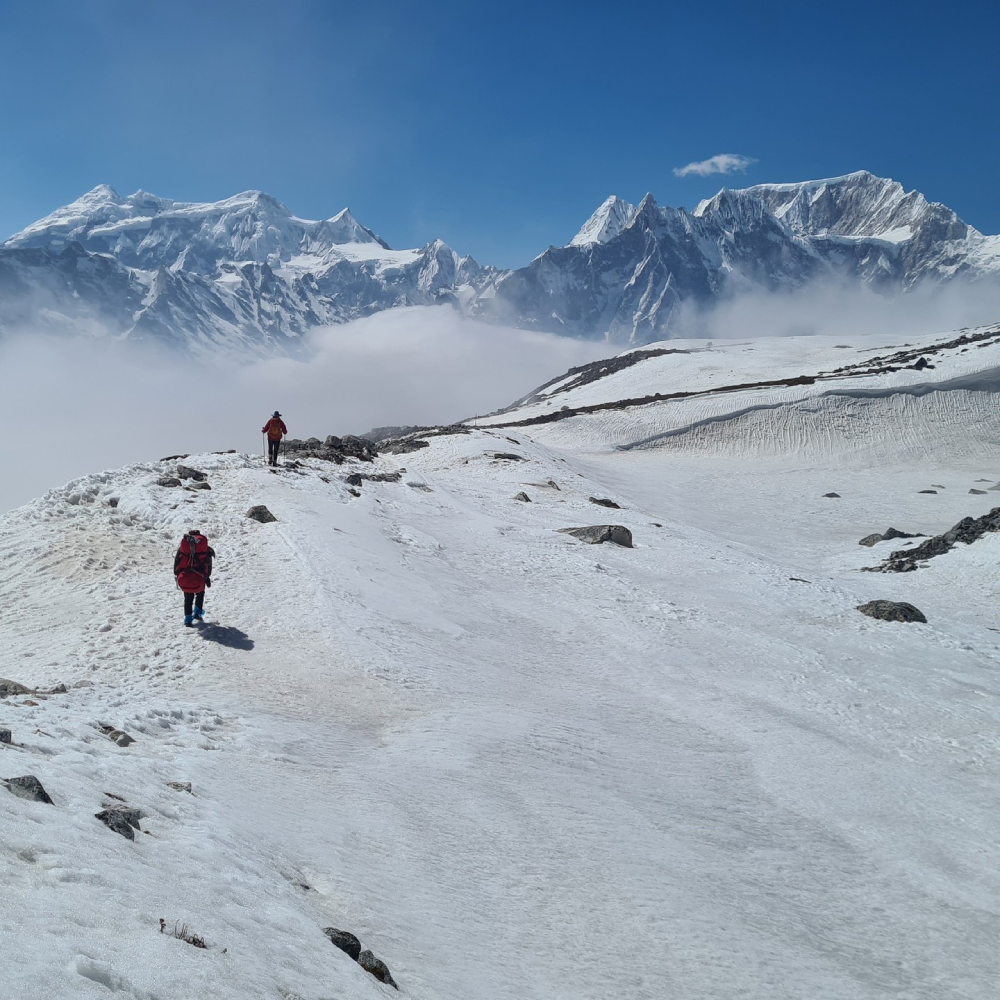 manaslu trek in winter