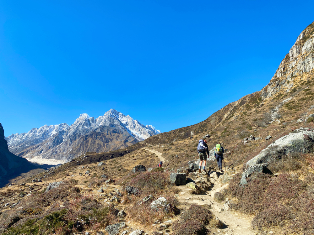 manaslu circuit trek challenges